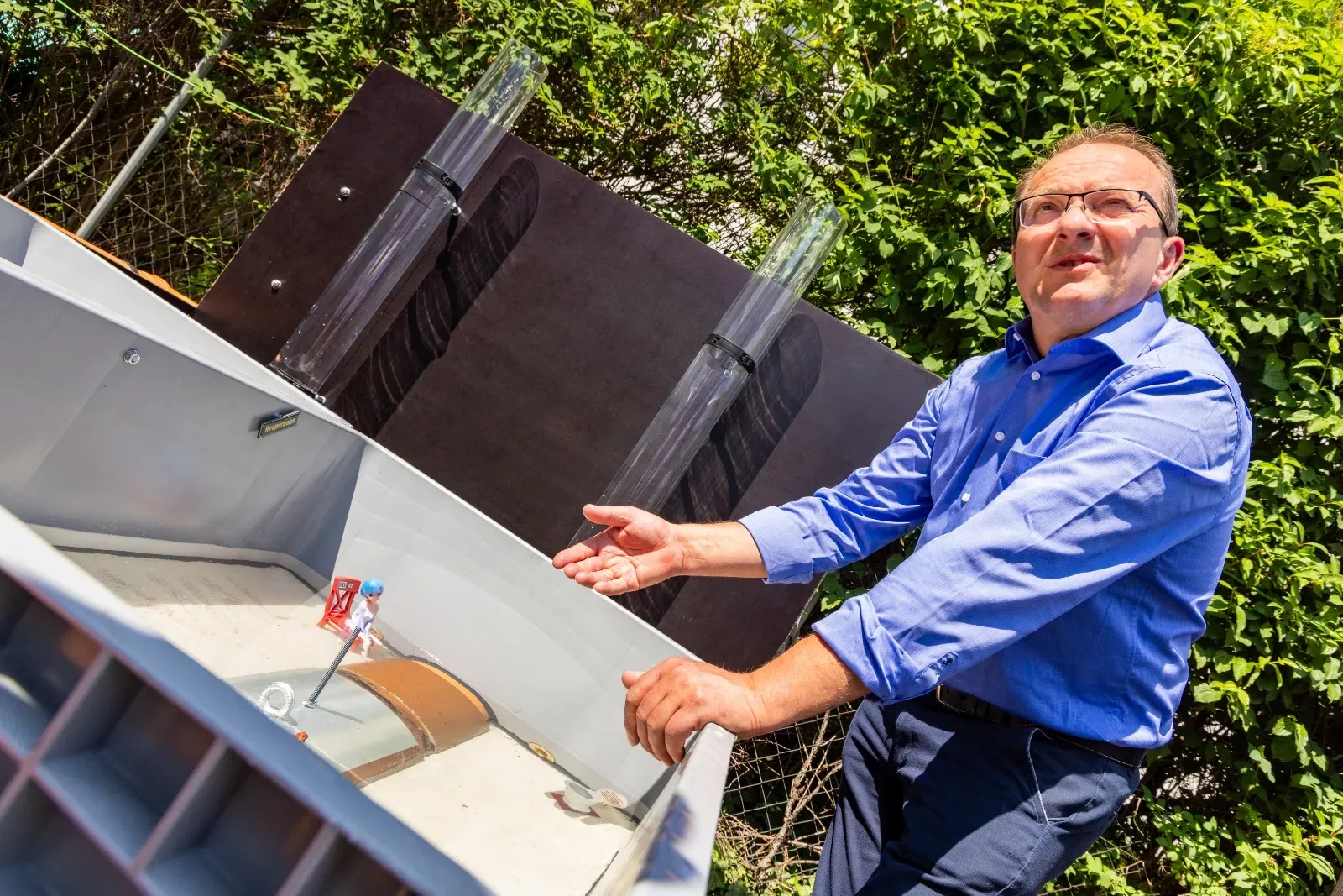 Ein Aussteller zeigt die geöffnete Klappe einer Regenwasser-Behandlungsanlage